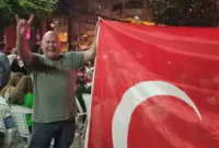 Türkiye’yi destekleyen Alman taraftardan bozkurt işareti