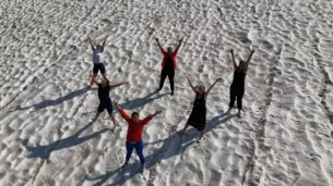 ulkenin neredeyse tamami sicaklardan kavrulurken onlar 3 bin metrede kar ustunde yoga yapti KqpEh3nr