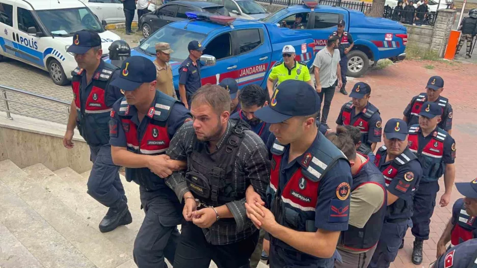 3 akrabasini bicaklayarak oldurup yayla evini atese veren sahsin mahkemedeki ifadesi ortaya cikti zEJeaPTT