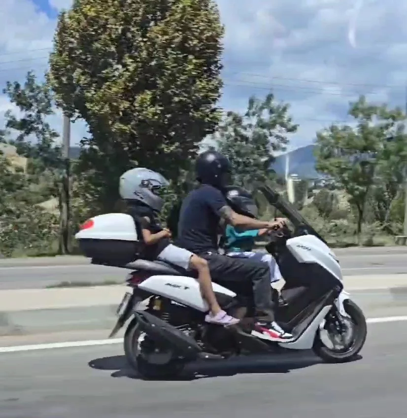 3 kisinin motosikletle yolculuk yaptigi anlar kamerada UlHpexIx jpg