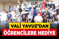 Vali Yavuz’dan Başarılı Öğrencilere Hediye