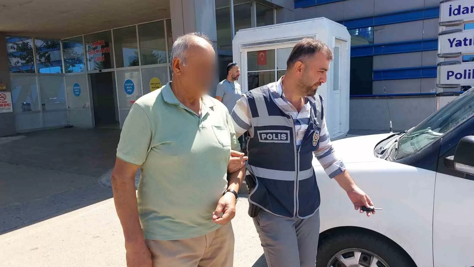 71 yasindaki sahis balkondaki esine baktigi icin hastane otoparkinda bir kisiyi bicakladi XgDY31Ez jpg