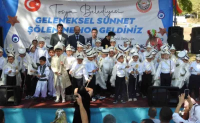 82 çocuk toplu sünnet edildi: Belediye başkanının makam aracı sünnet arabası oldu