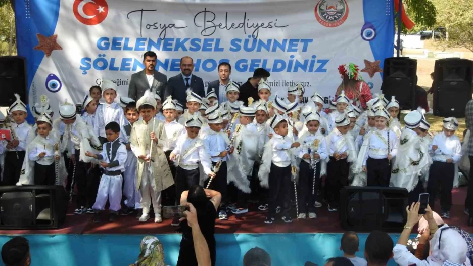 82 çocuk toplu sünnet edildi: Belediye başkanının makam aracı sünnet arabası oldu