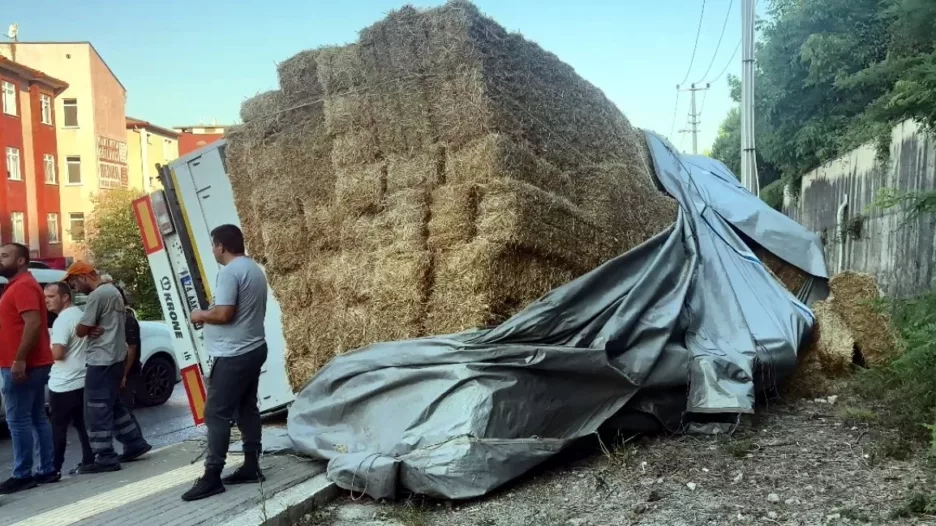 Bartın’da saman yüklü tır devrildi