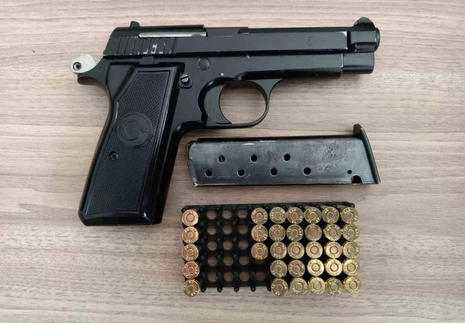 camdan giren maganda kursunu televizyona isabet etti Inpd2Bv7 jpg