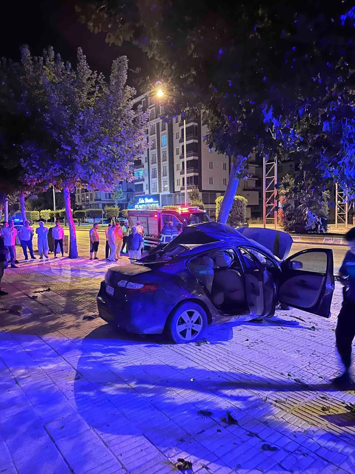 corumda agaca carpan otomobilde bulunan 2 kisi can verdi JUb4OIvO jpg