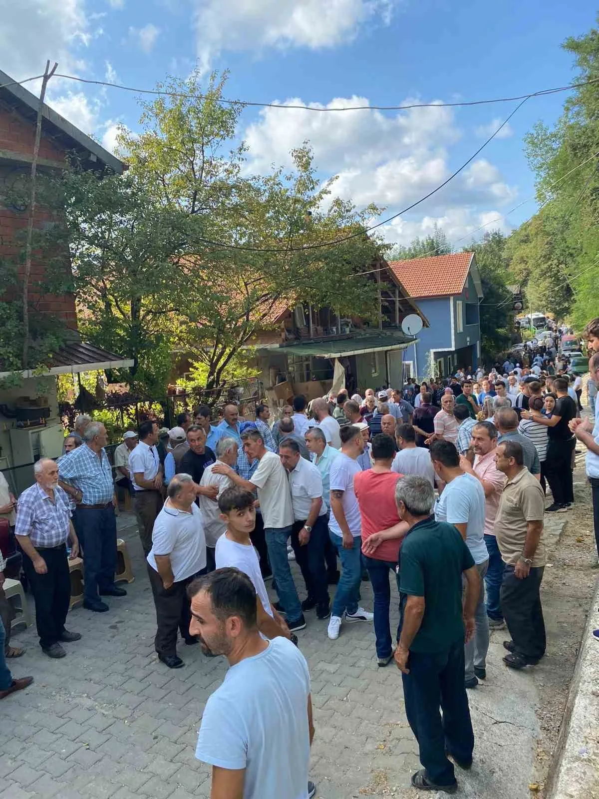 dere kenarinda olu bulunan 73 yasindaki kadin topraga verildi XlJvSfNj jpg