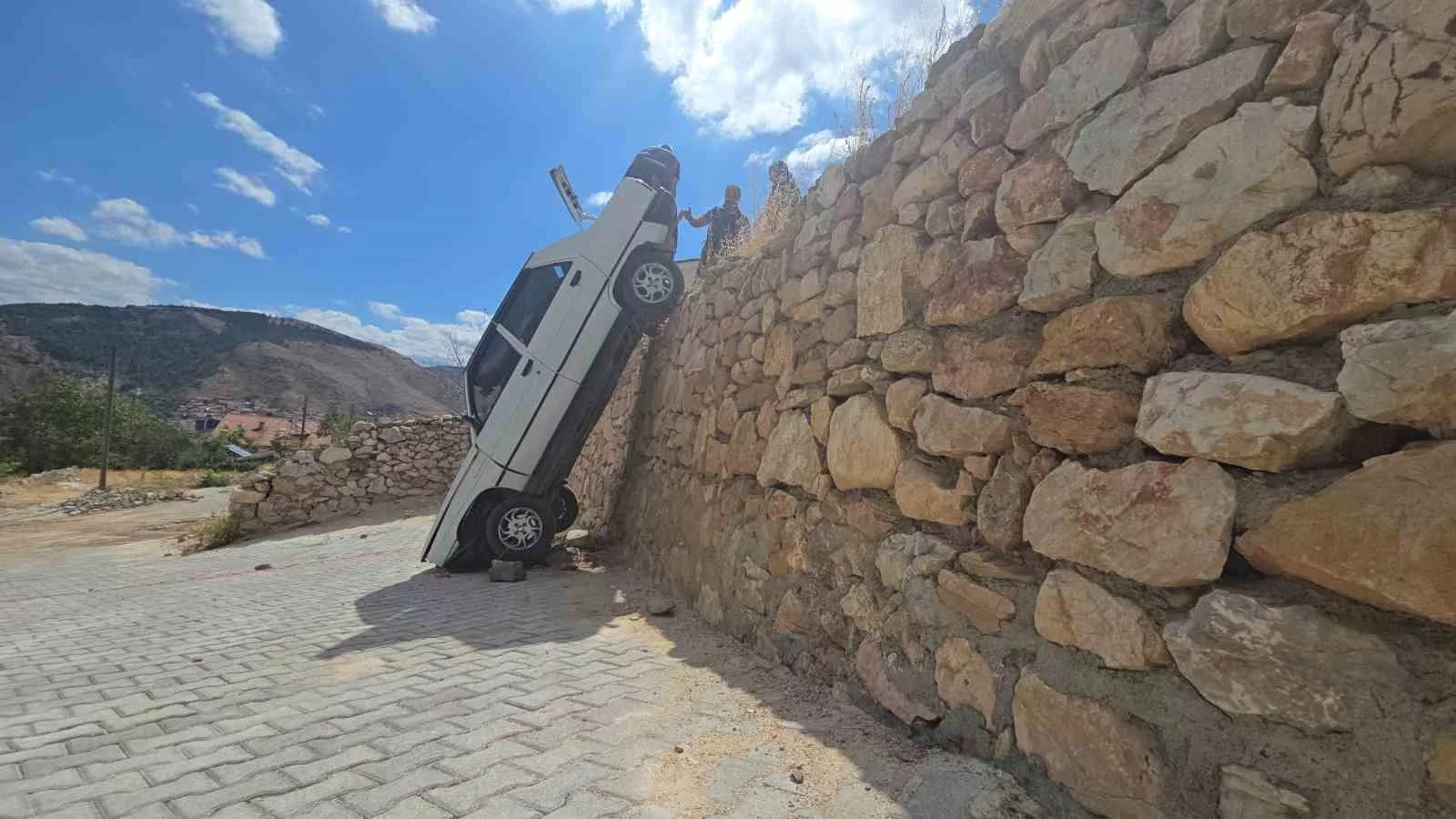 fren ile gaz pedalinin yerini karistirdi 5 metrelik duvarda asili kaldi XcNGg6H2 jpg