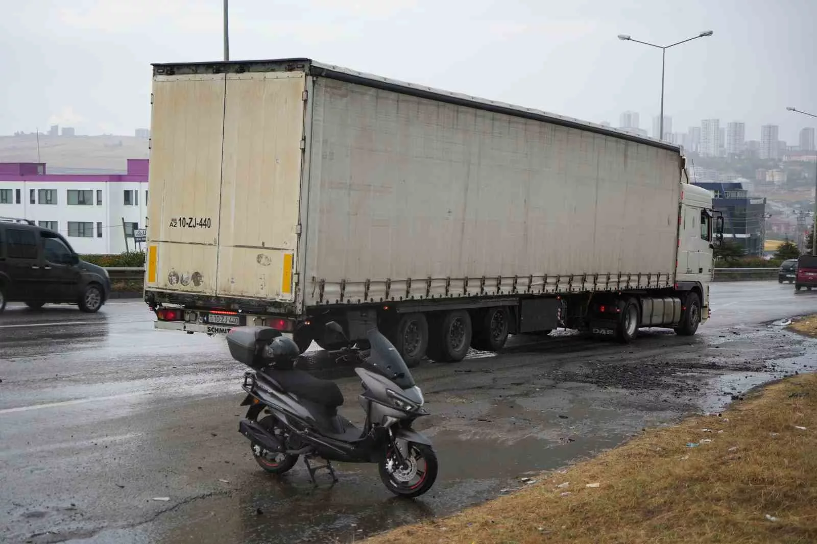 geri geri giden tir motosiklete carpti 1 yarali NLjpIE5M jpg