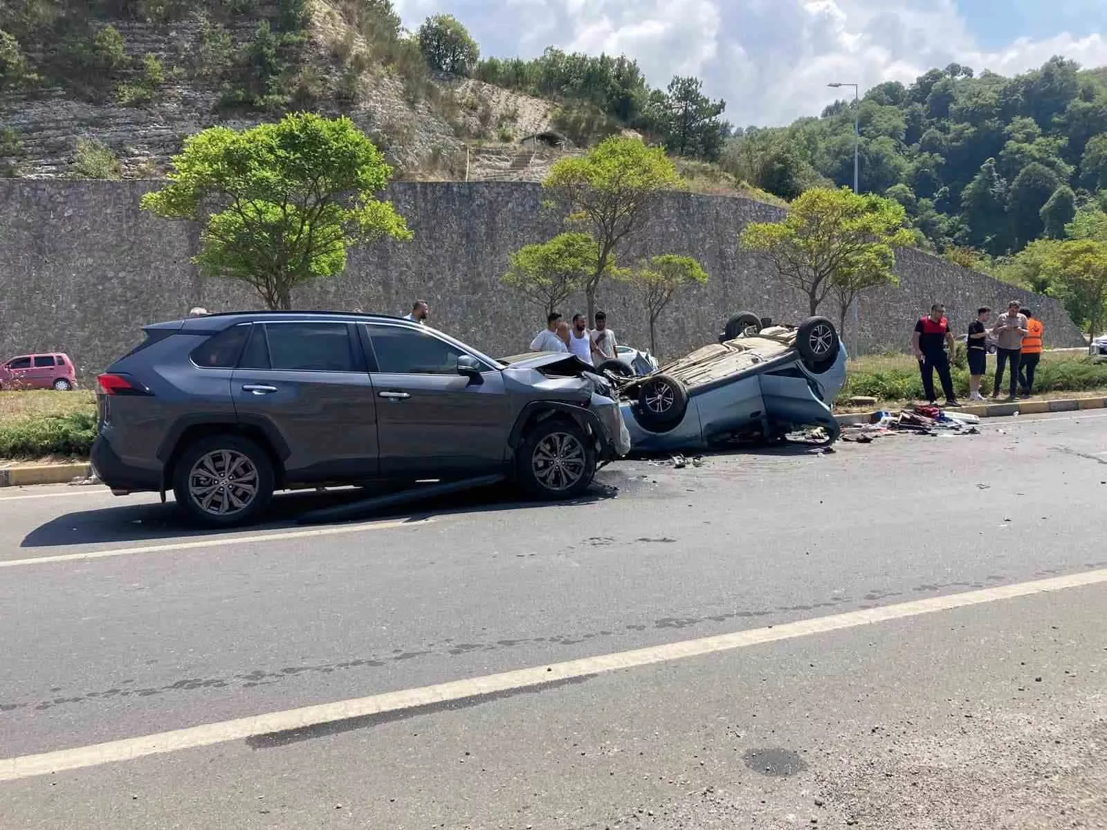 iki otomobil kavsakta carpisti 1 olu 6 yarali Z3mBgAmJ jpg