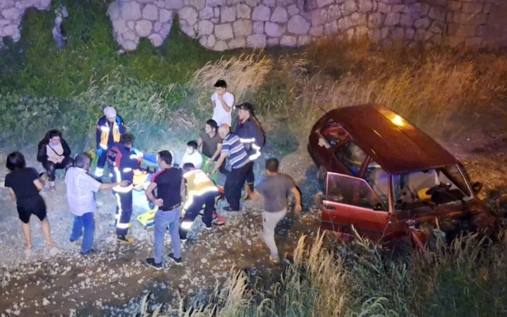 kontrolden cikan otomobil dereye uctu 3 yarali Oks9Ahgz jpg