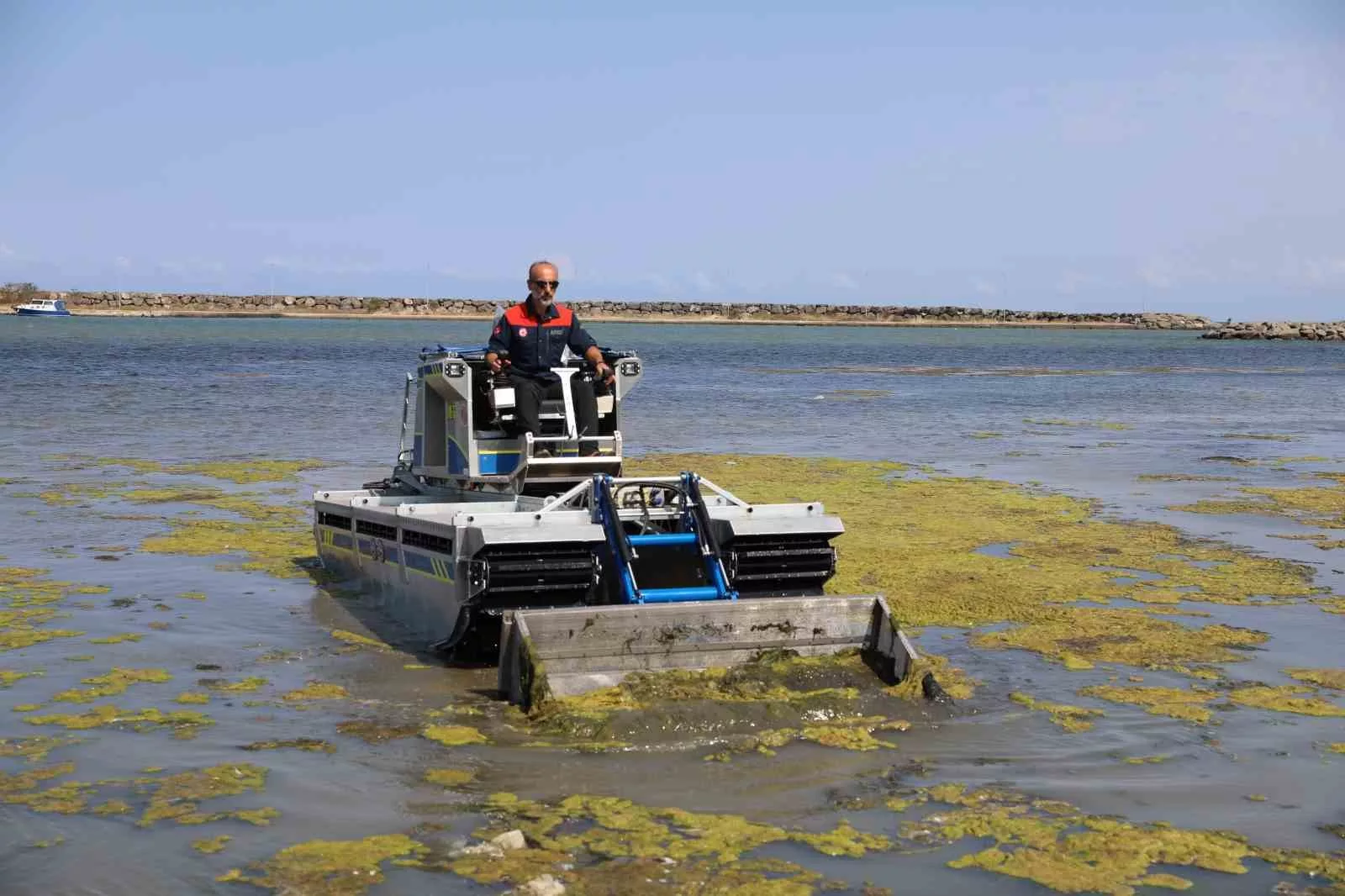 kurupelit yat limaninda yosun temizleme calismasi CrA12SAc jpg