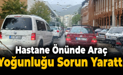 Yağmurlu Havada Hastane Polikliniği Önünde Araç Sıkışıklığı