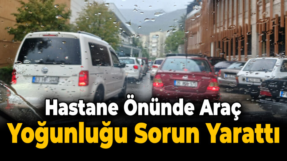 Yağmurlu Havada Hastane Polikliniği Önünde Araç Sıkışıklığı