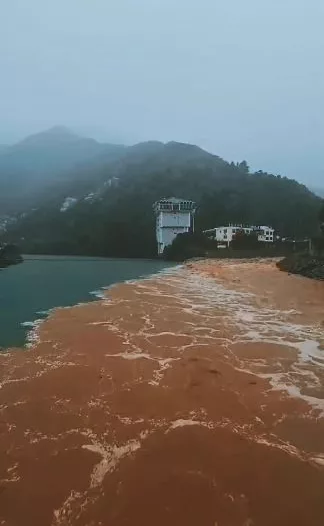 Artvin’de şiddetli yağış sonrası taşan dereler Çoruh nehriyle böyle buluştu