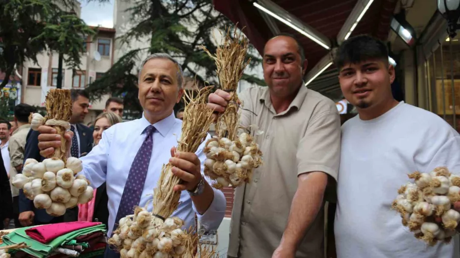 Bakan Yerlikaya, Kastamonu’da pastırma tattı, vatandaşlara çekme helva ikram etti