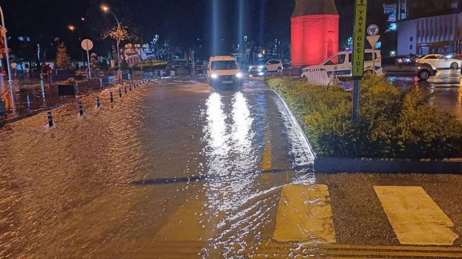 Çorum’da sağanak yağış hayatı felç etti