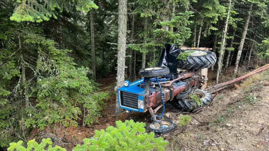 Devrilen traktörün sürücüsü öldü