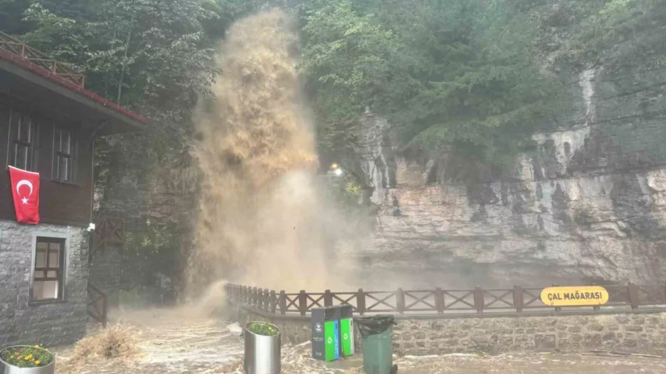 Dünyanın en uzun ikinci mağarasını sel vurdu