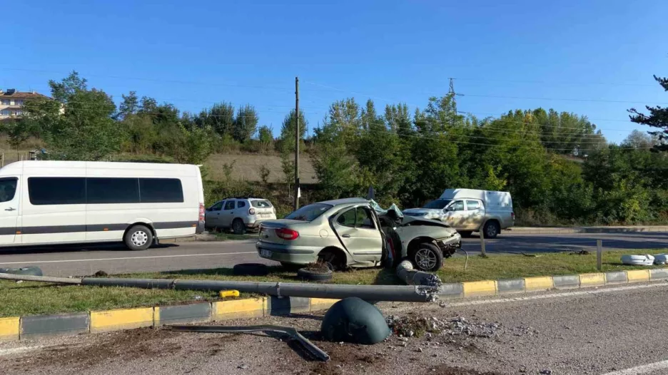 Elektrik direğine çarpan otomobilin sürücüsü yaralandı