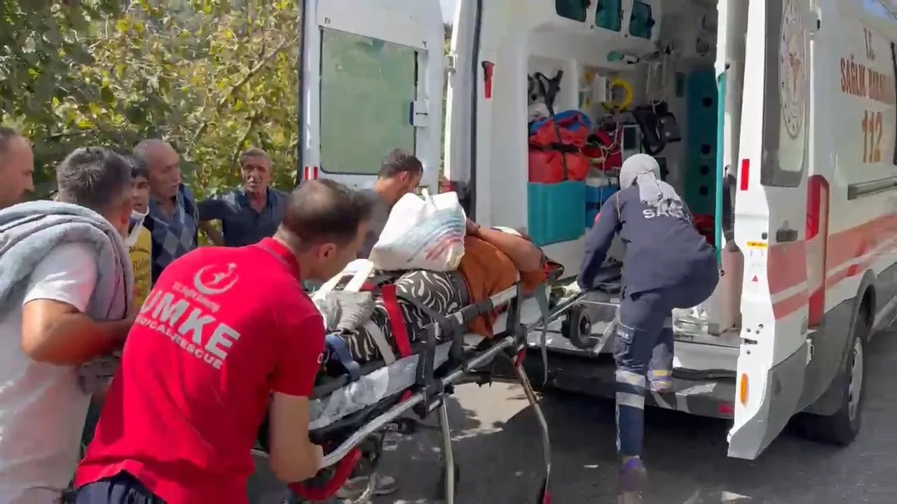 findik iscilerini tasiyan minibus ucuruma yuvarlandi 3u agir 22 yarali CZ1h6FDz jpg