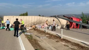 geri geri dikkatsizce yola cikan tankere tir carpti kaza ani kamerada zdqLQePk