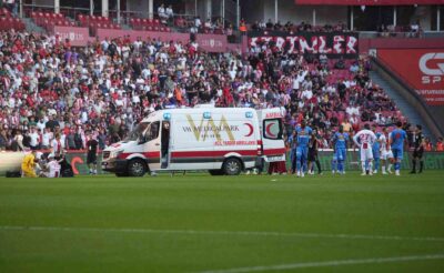 Göztepeli futbolcu Solet, ambulansla hastaneye kaldırıldı