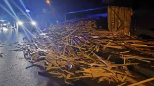 karadeniz ereglide odun yuklu kamyon devrildi1 yarali FZcL4hZz