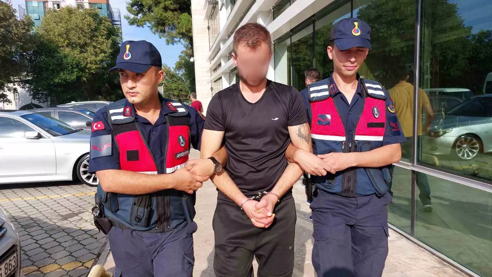 mezarliga goturup kendine yer begen diyerek silah kabzasi ile esini hastanelik eden koca tutuklandi Nu7mmpIw jpg