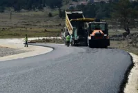 Özel İdare, kendi ürettiği asfaltla yol yapmaya başladı