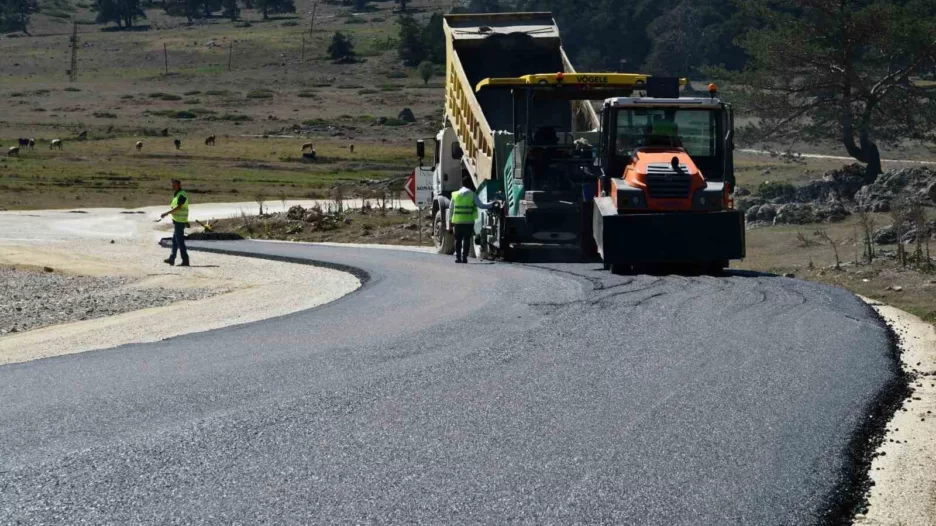 ozel idare kendi urettigi asfaltla yol yapmaya basladi jdALsM7T