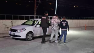 polis ekibine silah cekip tehditler savurmuslardi tekrar gozaltina alindilar OsLK4tTC