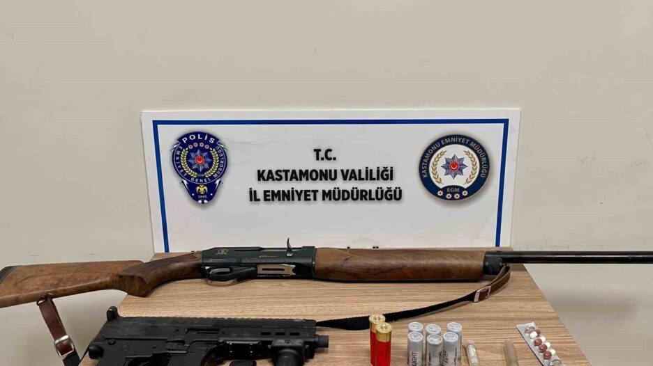 Polisin durdurduğu araçtan “Uzi” çıktı: 2 gözaltı