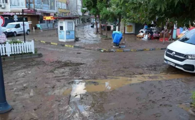 Sel suları çekildi, ilçe çamur deryasına döndü