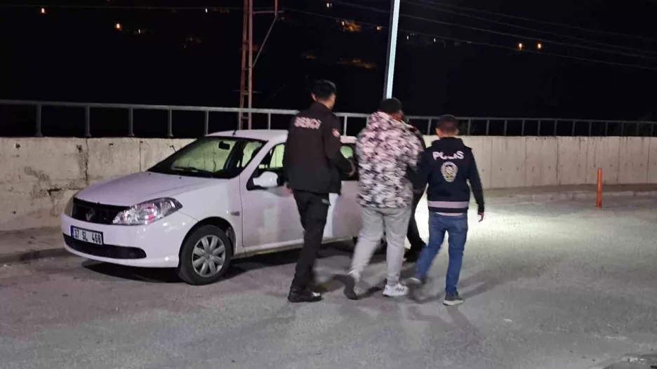 Silah çekip, polisleri darp ederek yaralayan 2 şahıs tutuklandı