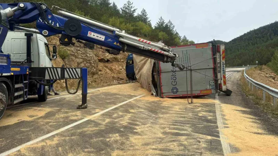 Tersun Dağı geçidinde tır devrildi, makarnalar yola saçıldı