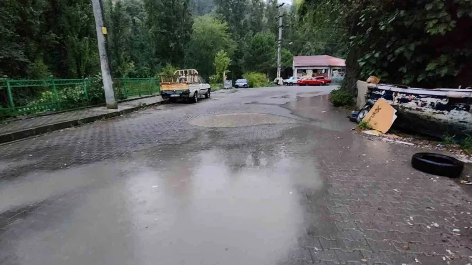 Yağmur sonrası yollar göle döndü, mahalleli belediyeden mazgal istedi