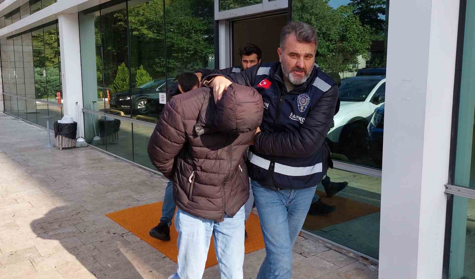 3 bin 300 adet extacy uyusturucu hapla yakalanan 2 kisi tutuklandi OPVPfahG