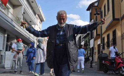 Hamallıktan kalan boş vaktini sokaklarda dans ederek kazanca dönüştürüyor