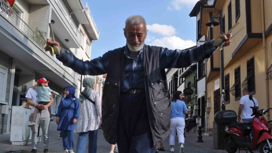 Hamallıktan kalan boş vaktini sokaklarda dans ederek kazanca dönüştürüyor