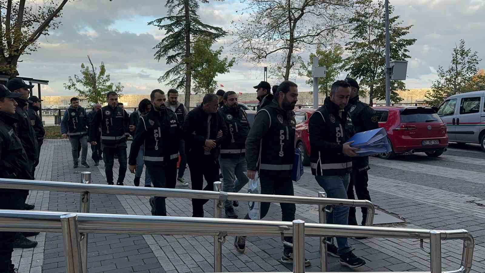 aklen malul kisileri dolandirip kartlarini kullanip kredi cektirmisler eqRqHcLS