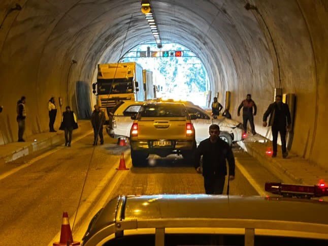 artvinde tunel icinde trafik kazasi biri bebek 3 yarali CkW8E8DH