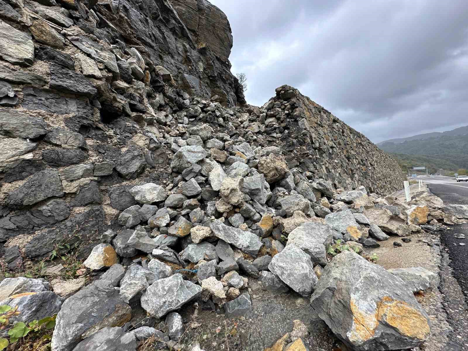 asiri yagislar sonrasi kara yolunda istinat duvari yikildi 25p1gTSe