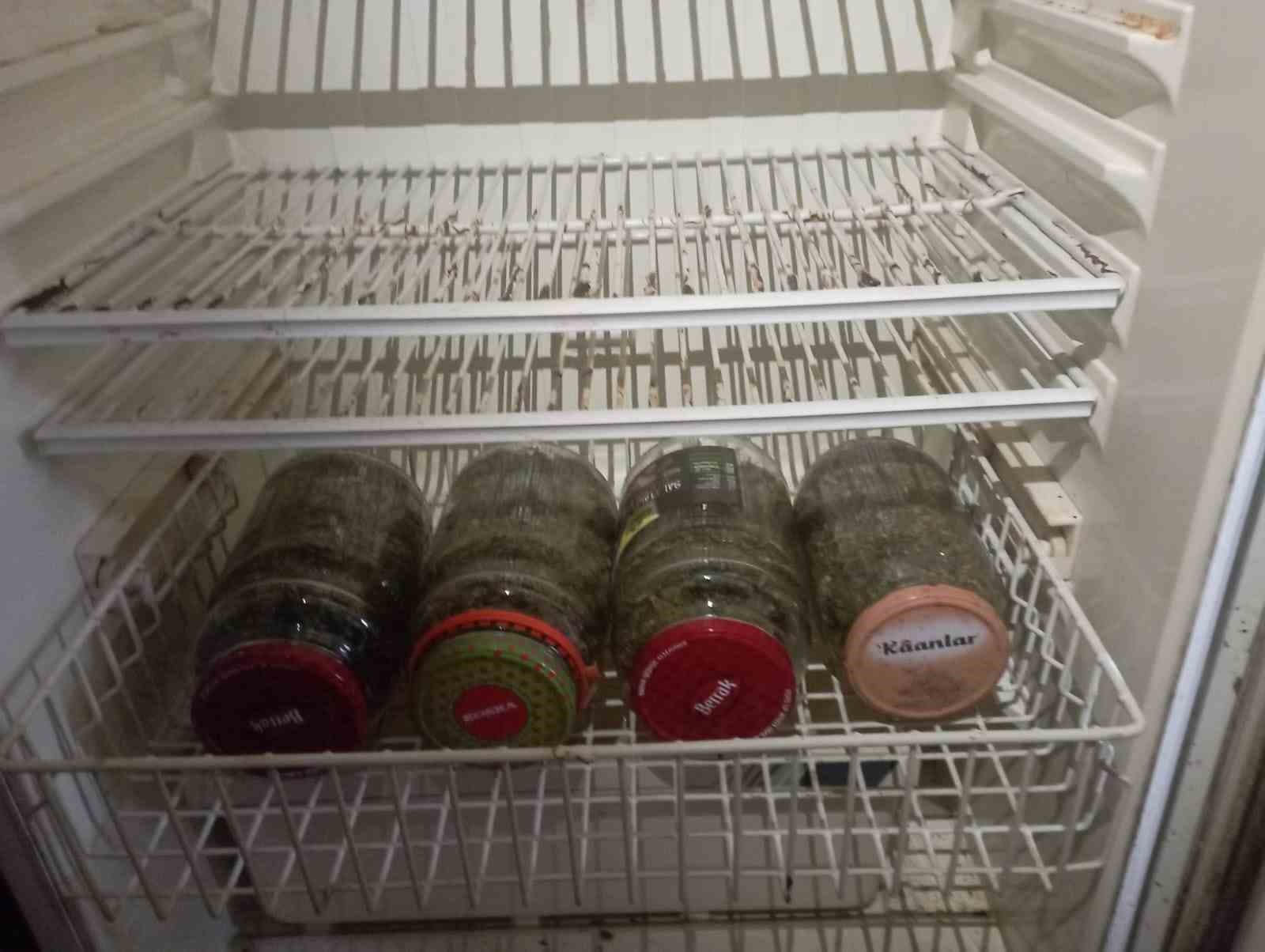 esrari kavanoz icinde buzdolabinda saklamis IHeXIUC7