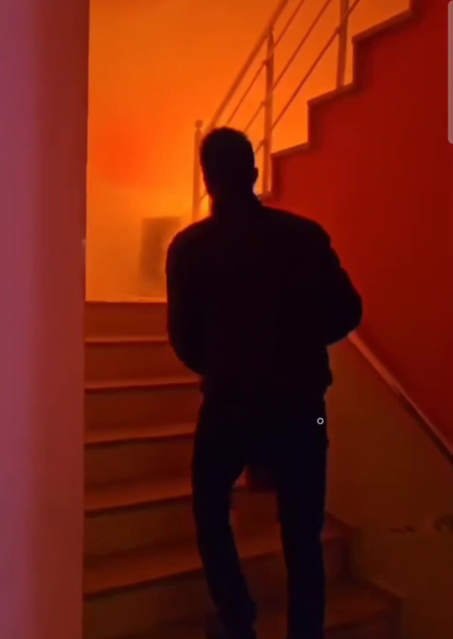 gurultuyle yanan camasir kurutma makinesini sahibi binanin disina zor atti OKVvKiF4