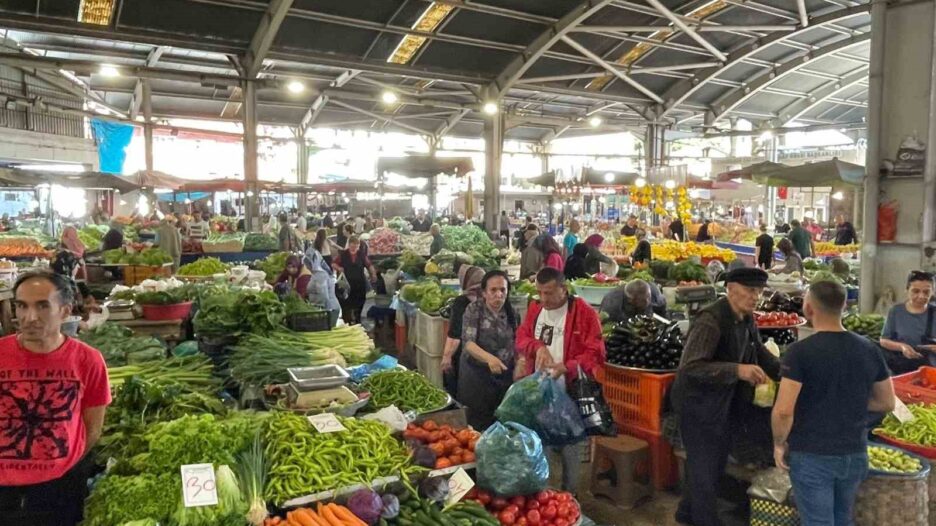 Halk pazarında fiyatlar düştü