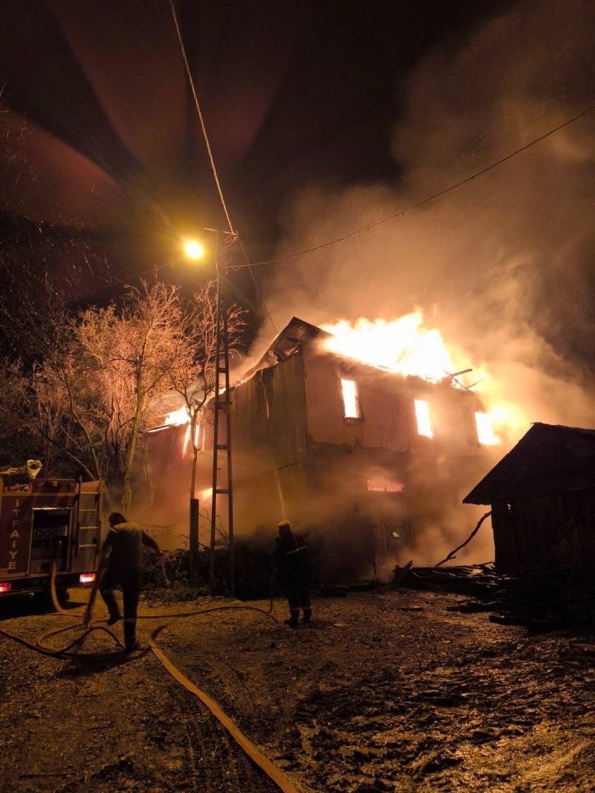 iki katli ev alevlere teslim oldu 8PvOOlyk