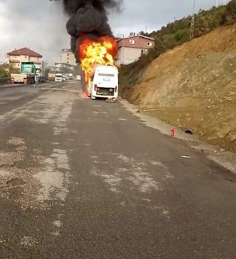 Karadeniz Ereğli’de işçi servisi dönüş yolunda alev alev yandı