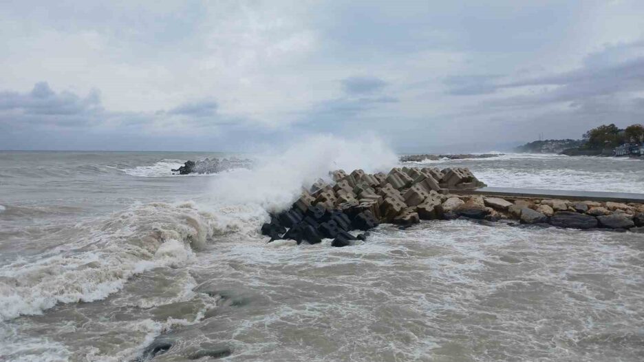 Karadeniz hırçınlaştı dalga boyu 3 metreyi aştı